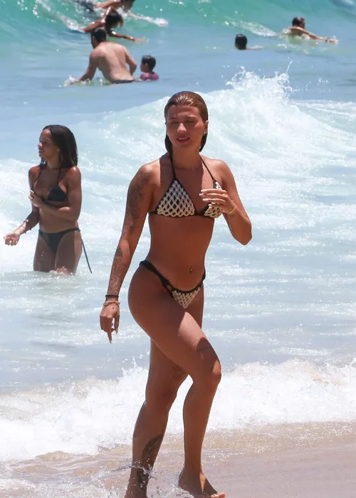 
					Jesus Luz é flagrado em clima íntimo em praia no Rio e assume romance
				
				