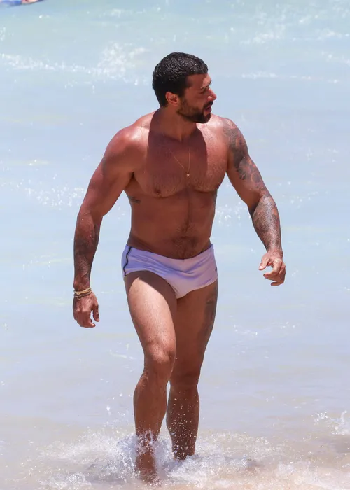 
					Jesus Luz é flagrado em clima íntimo em praia no Rio e assume romance
				
				