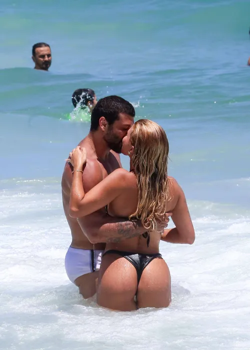 
					Jesus Luz é flagrado em clima íntimo em praia no Rio e assume romance
				
				