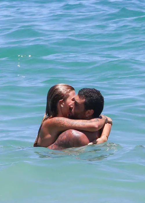 
					Jesus Luz é flagrado em clima íntimo em praia no Rio e assume romance
				
				