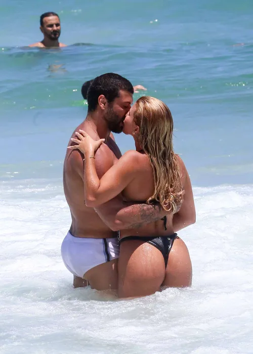 
					Jesus Luz é flagrado em clima íntimo em praia no Rio e assume romance
				
				