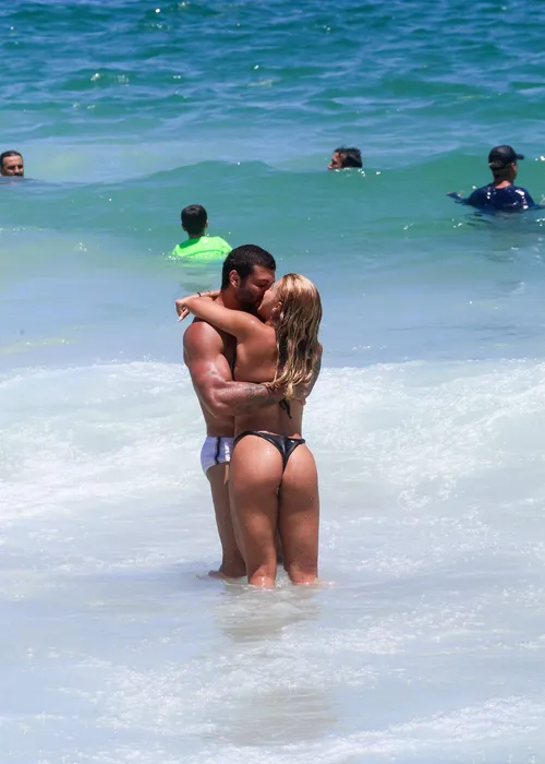 
					Jesus Luz é flagrado em clima íntimo em praia no Rio e assume romance
				
				