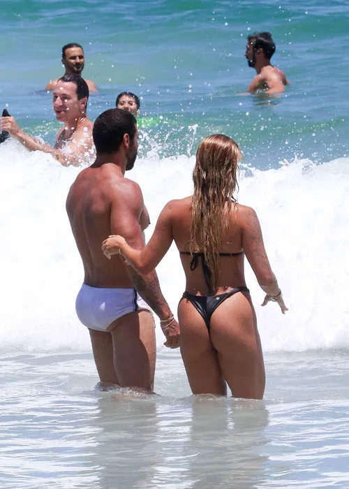 
					Jesus Luz é flagrado em clima íntimo em praia no Rio e assume romance
				
				