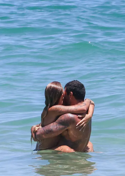 
					Jesus Luz é flagrado em clima íntimo em praia no Rio e assume romance
				
				