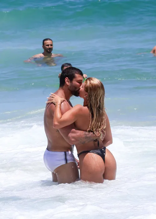 
					Jesus Luz é flagrado em clima íntimo em praia no Rio e assume romance
				
				