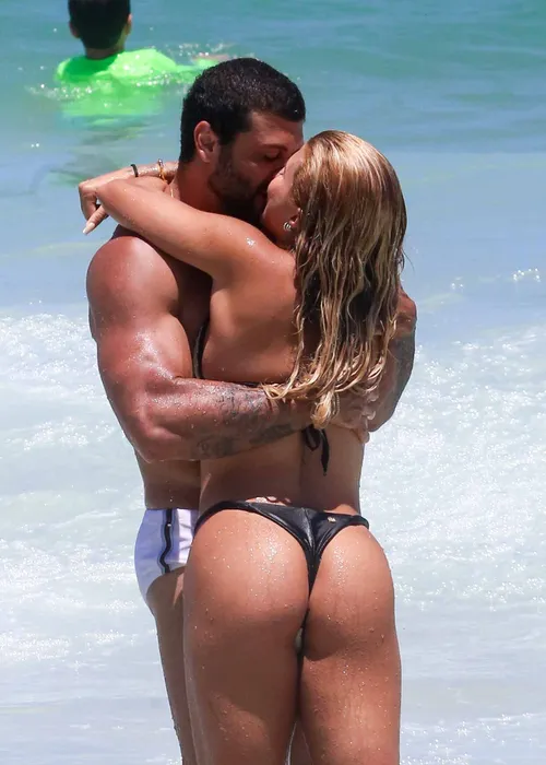 
					Jesus Luz é flagrado em clima íntimo em praia no Rio e assume romance
				
				