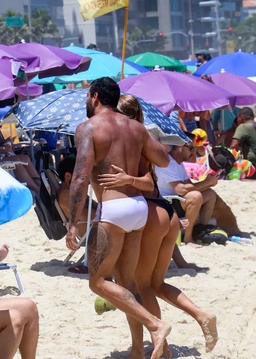 
					Jesus Luz é flagrado em clima íntimo em praia no Rio e assume romance
				
				