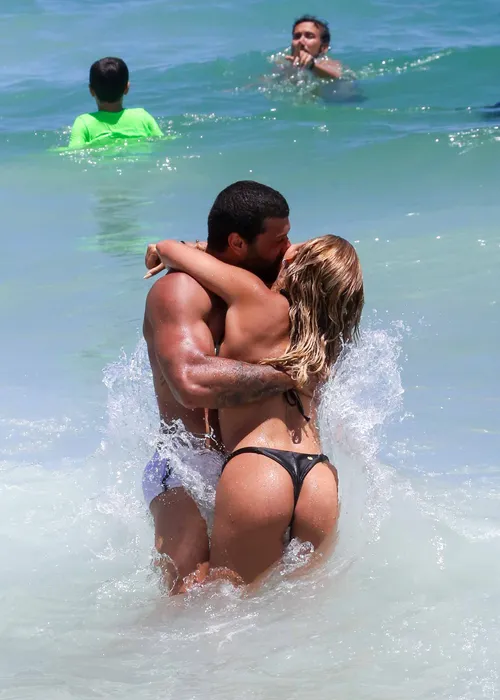 
					Jesus Luz é flagrado em clima íntimo em praia no Rio e assume romance
				
				