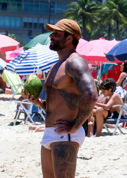 
					Jesus Luz é flagrado em clima íntimo em praia no Rio e assume romance
				
				