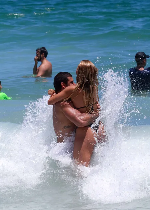 
					Jesus Luz é flagrado em clima íntimo em praia no Rio e assume romance
				
				