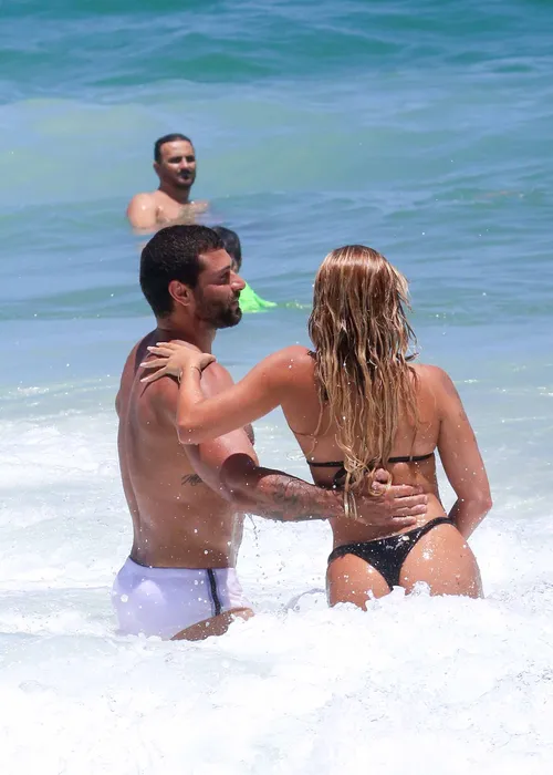 
					Jesus Luz é flagrado em clima íntimo em praia no Rio e assume romance
				
				