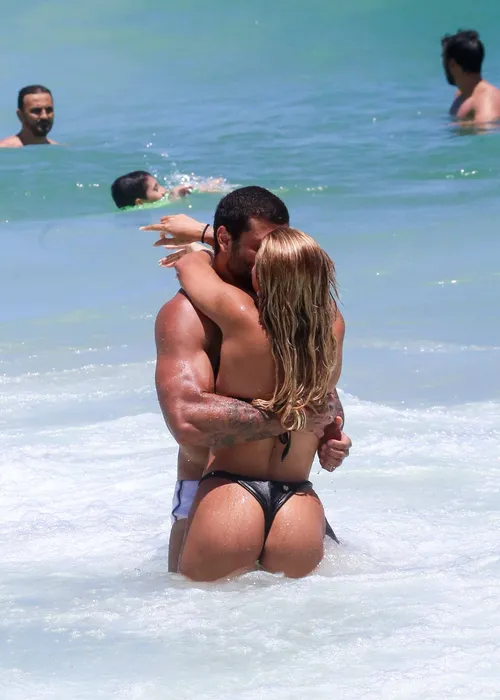 
					Jesus Luz é flagrado em clima íntimo em praia no Rio e assume romance
				
				