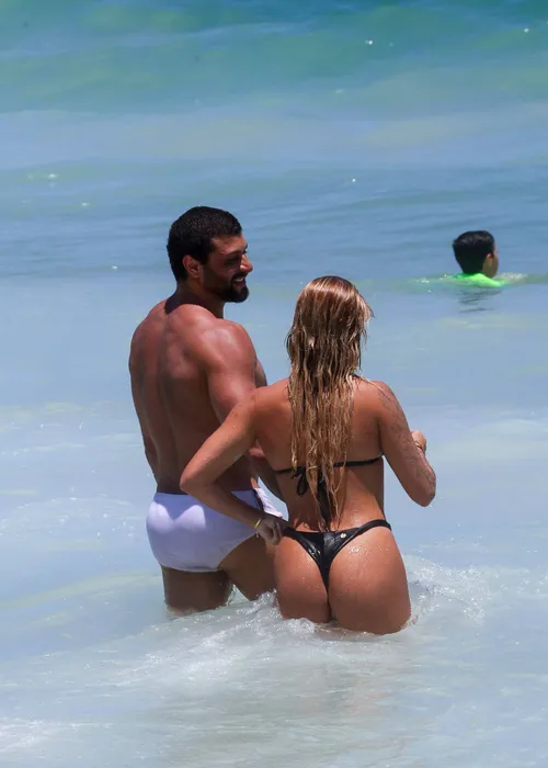 
					Jesus Luz é flagrado em clima íntimo em praia no Rio e assume romance
				
				