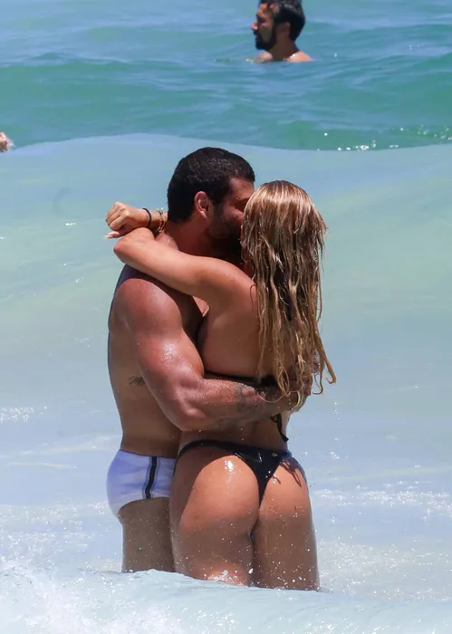 
					Jesus Luz é flagrado em clima íntimo em praia no Rio e assume romance
				
				