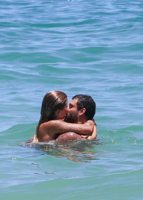 
					Jesus Luz é flagrado em clima íntimo em praia no Rio e assume romance
				
				