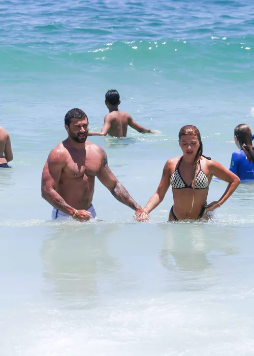 
					Jesus Luz é flagrado em clima íntimo em praia no Rio e assume romance
				
				