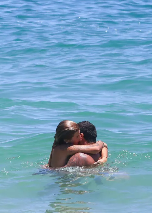 
					Jesus Luz é flagrado em clima íntimo em praia no Rio e assume romance
				
				