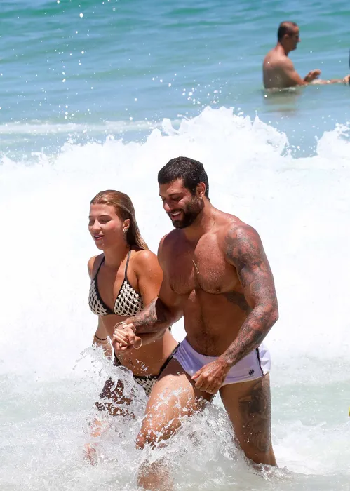 
					Jesus Luz é flagrado em clima íntimo em praia no Rio e assume romance
				
				