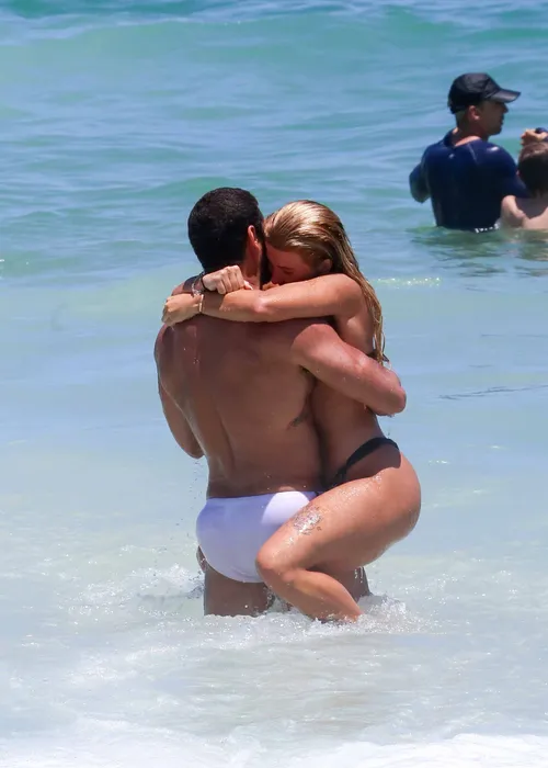 
					Jesus Luz é flagrado em clima íntimo em praia no Rio e assume romance
				
				