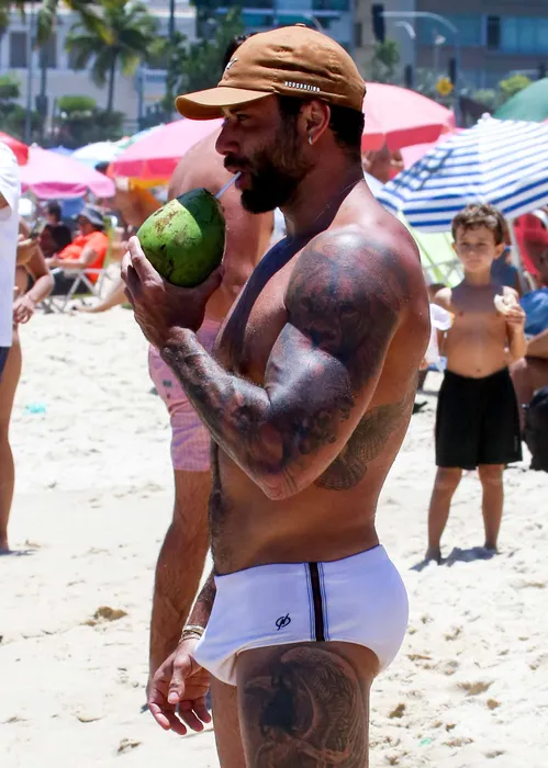 
					Jesus Luz é flagrado em clima íntimo em praia no Rio e assume romance
				
				