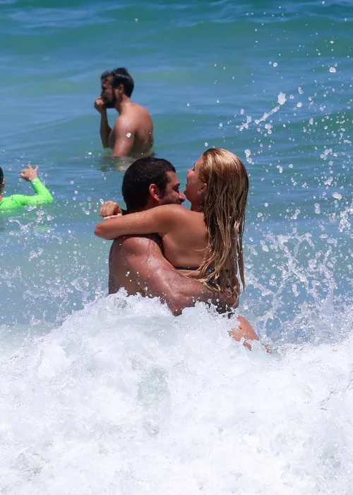 
					Jesus Luz é flagrado em clima íntimo em praia no Rio e assume romance
				
				