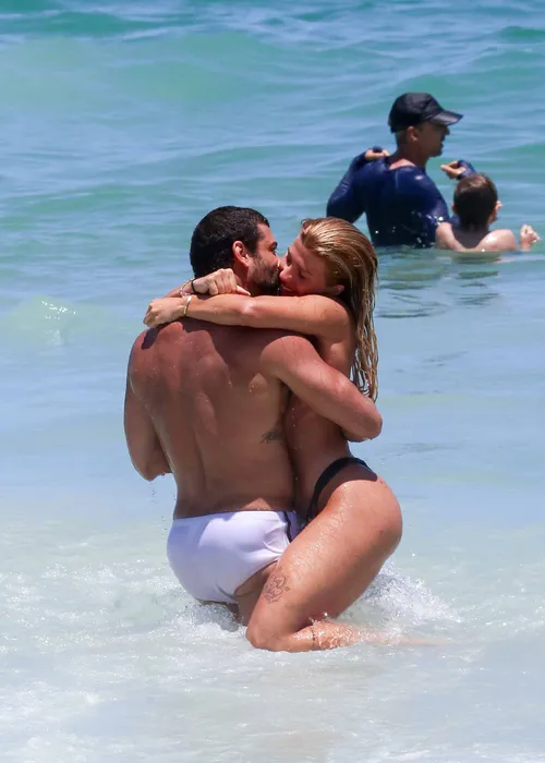 
					Jesus Luz é flagrado em clima íntimo em praia no Rio e assume romance
				
				