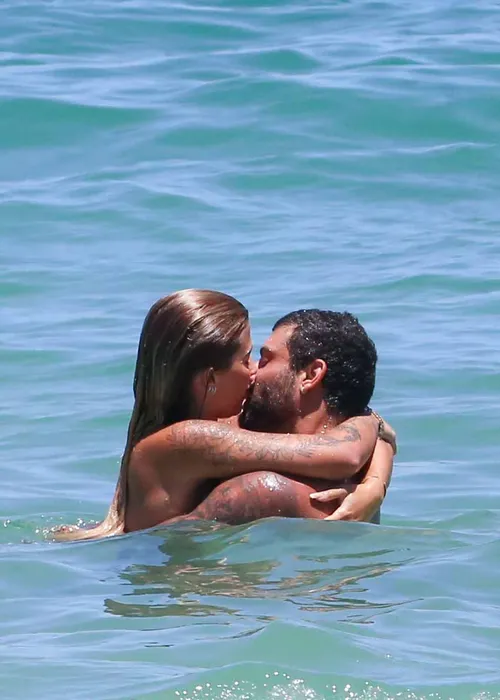 
					Jesus Luz é flagrado em clima íntimo em praia no Rio e assume romance
				
				