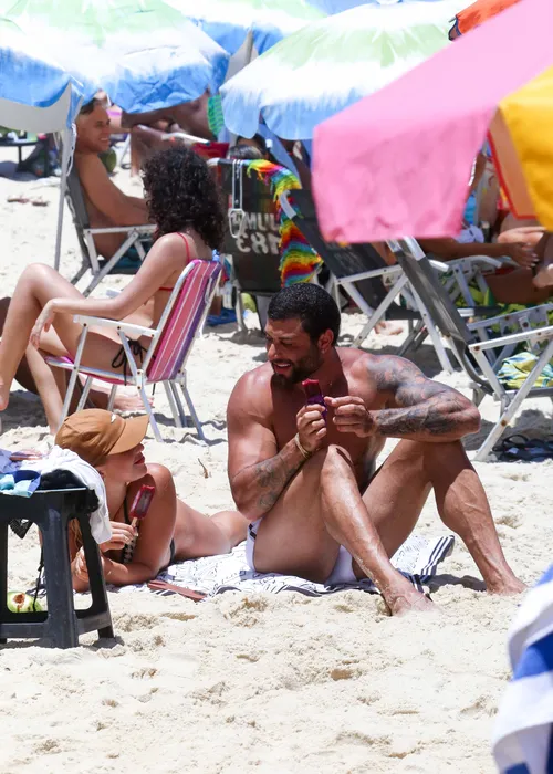 
					Jesus Luz é flagrado em clima íntimo em praia no Rio e assume romance
				
				