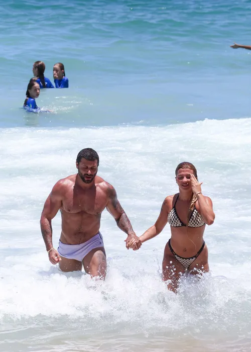 
					Jesus Luz é flagrado em clima íntimo em praia no Rio e assume romance
				
				