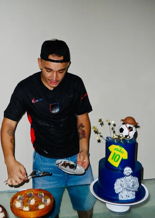 
					João Gomes abre álbum de fotos em aniversário: 'Jovem mais idoso'
				
				