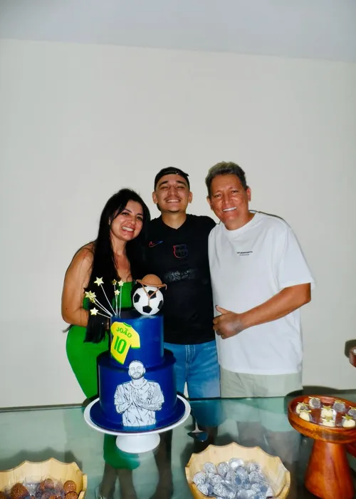 
					João Gomes abre álbum de fotos em aniversário: 'Jovem mais idoso'
				
				