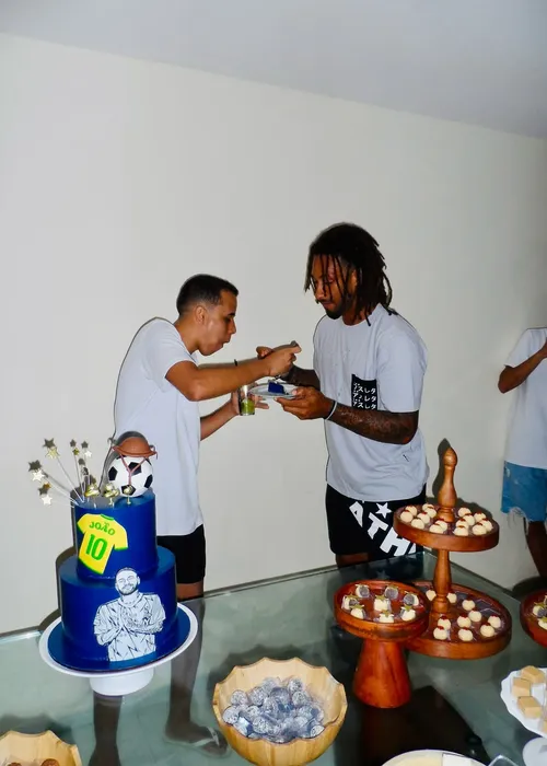 
					João Gomes abre álbum de fotos em aniversário: 'Jovem mais idoso'
				
				