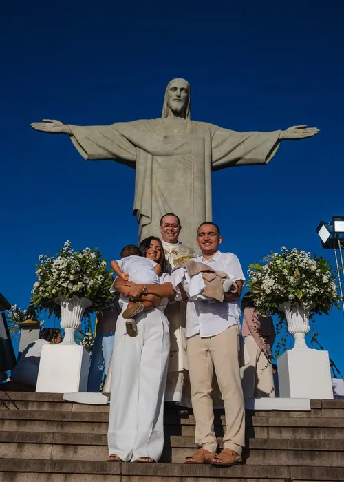 
					João Gomes batiza filhos em evento luxuoso no Cristo Redentor; FOTOS
				
				