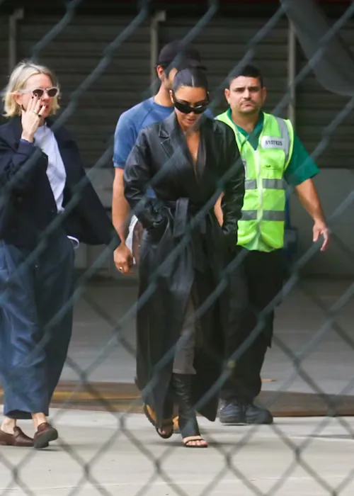 
					Kim Kardashian desembarca no Rio de Janeiro com look discreto; FOTOS
				
				