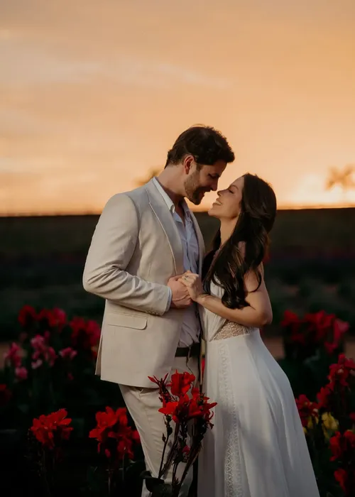 
					Laís Caldas e Gustavo casam sem ex-BBBs padrinhos em festa luxuosa
				
				