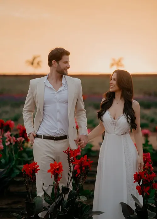 
					Laís Caldas e Gustavo casam sem ex-BBBs padrinhos em festa luxuosa
				
				