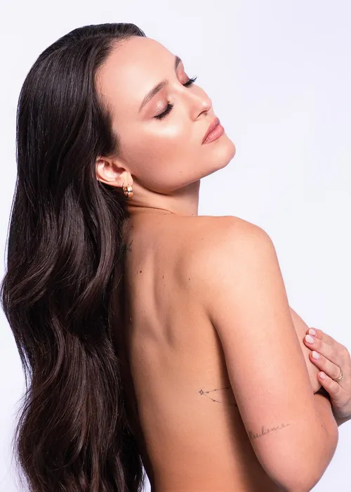 
					Larissa Manoela surpreende e faz topless por causa nobre; FOTOS
				
				