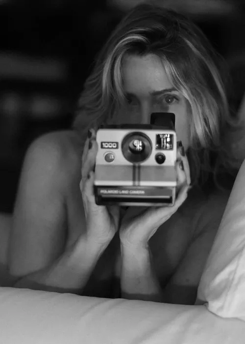 
					Letícia Spiller aparece nua e arranca suspiros da web: 'Igual vinho'
				
				