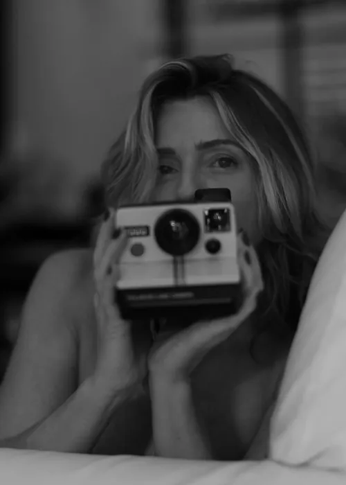 
					Letícia Spiller aparece nua e arranca suspiros da web: 'Igual vinho'
				
				