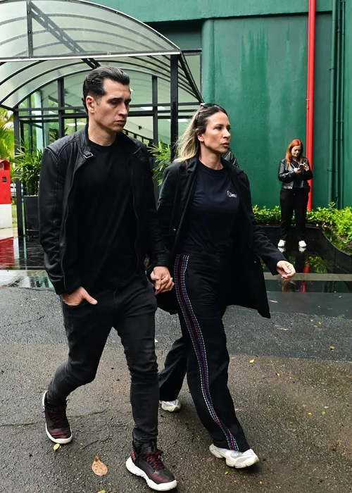 
					Lí Marttins, ex-Rouges e famosos se despedem de JP Mantovani
				
				