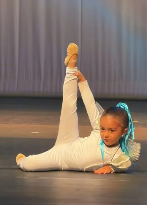 
					Liz rouba a cena em apresentação de dança e Léo Santana cai no choro
				
				