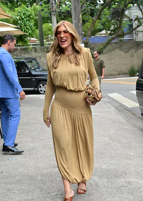 
					Lore Improta faz 1ª aparição após anúncio e barriguinha chama atenção
				
				