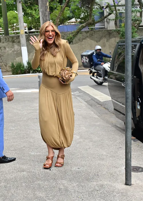 
					Lore Improta faz 1ª aparição após anúncio e barriguinha chama atenção
				
				