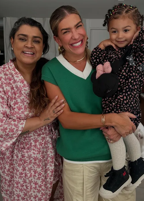 
					Lore Improta homenageia Preta Gil ao lado de Leo e Liz: 'Exemplo'
				
				