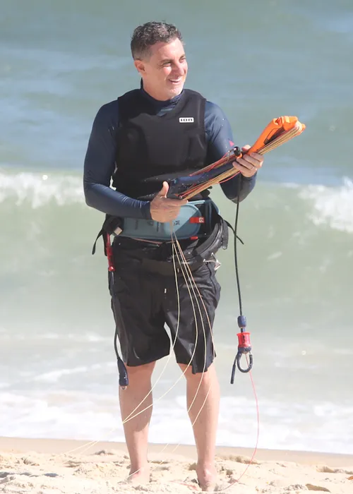 
					Luciano Huck surpreende ao surgir surfando em folga do Domingão; FOTOS
				
				