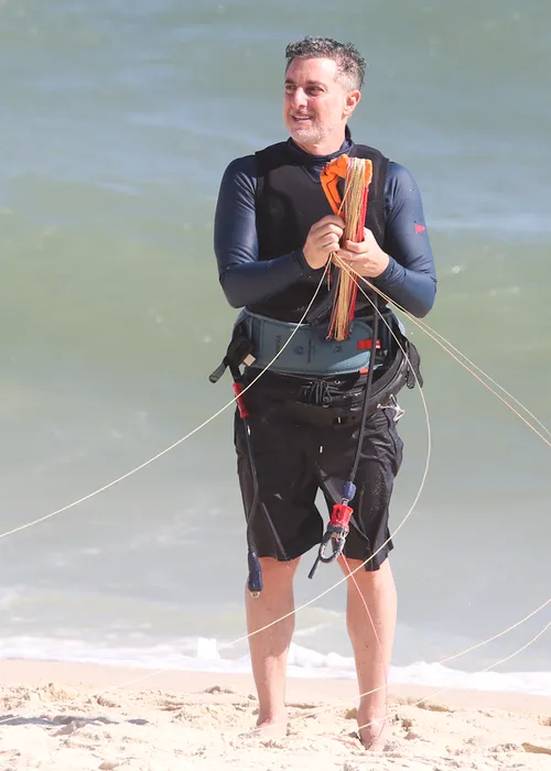 
					Luciano Huck surpreende ao surgir surfando em folga do Domingão; FOTOS
				
				