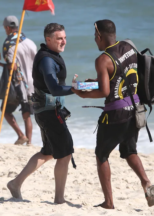
					Luciano Huck surpreende ao surgir surfando em folga do Domingão; FOTOS
				
				