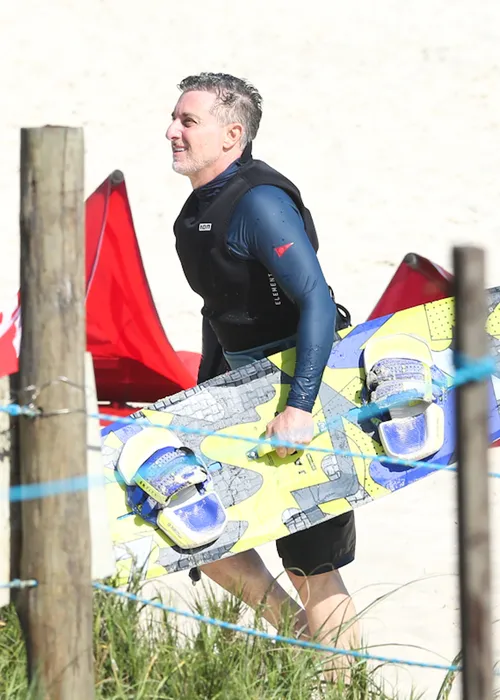 
					Luciano Huck surpreende ao surgir surfando em folga do Domingão; FOTOS
				
				
