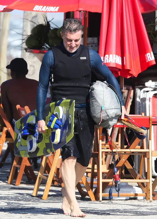 
					Luciano Huck surpreende ao surgir surfando em folga do Domingão; FOTOS
				
				