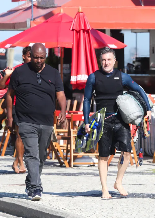 
					Luciano Huck surpreende ao surgir surfando em folga do Domingão; FOTOS
				
				